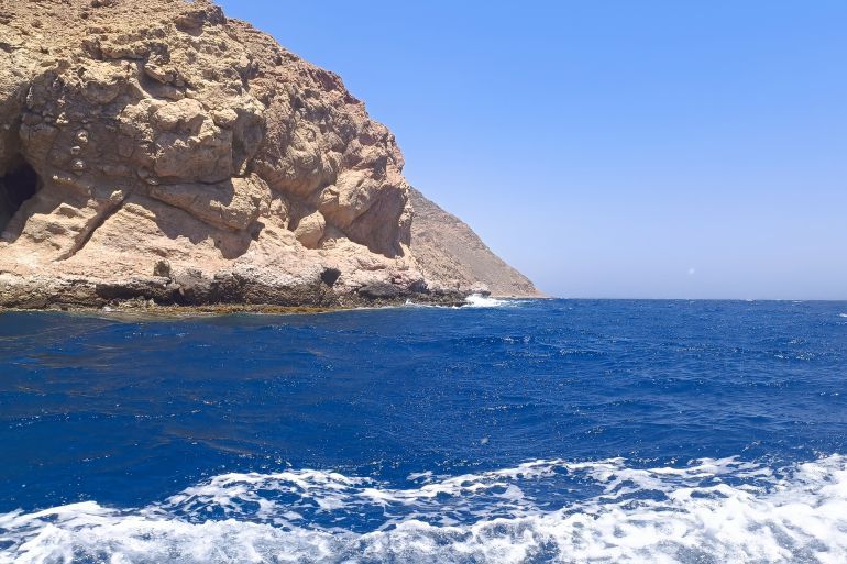 مياه خليج العقبة قرب الجبال السيناوية لماذا يحب الشباب مدينة دهب