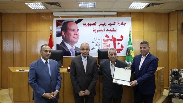 محافظ المنيا يكرم عاملين بالديوان العام لبلوغهم سن المعاش محافظ المنيا يكرم عاملين بالديوان العام لبلوغهم سن المعاش
