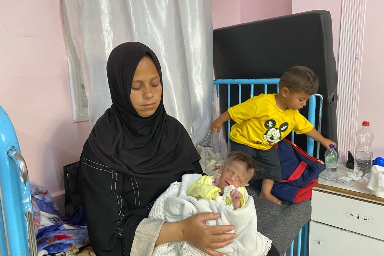 ناجية النجار تقيم بابنها يوسف في غرفة سوء التغذية المخصصة للأطفال في مجمع ناصر الطبي-رائد موسى-خان يونس-الجزيرة نت