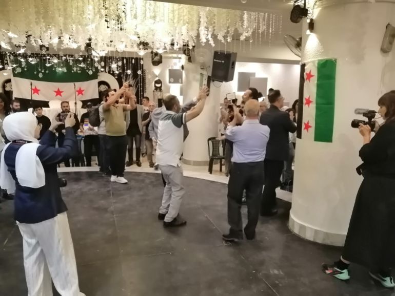جانب من احتفال بسيط في بداية النقاش_الجزيرة نت