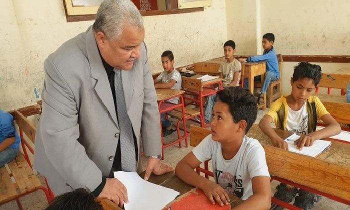مدير «التربية والتعليم» بالأقصر يتفقد سير امتحانات الفصل الدراسي الثاني بعدد من المدارس مدير «التربية والتعليم» بالأقصر يتفقد سير امتحانات الفصل الدراسي الثاني بعدد من المدارس
