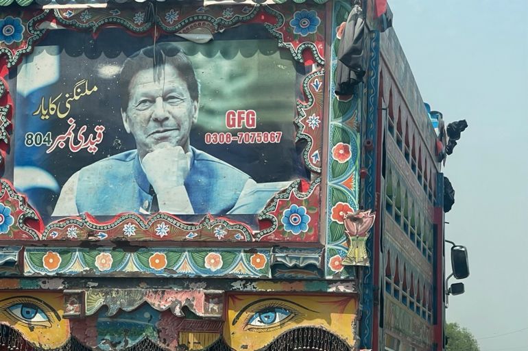 صورة عمران خان زعيم حكة الإنصاف الباكستانية على شاحنة في احد الشوارع الرئيسية في إسلام آباد (تصوير شاهر الاحمد / الجزيرة نت)