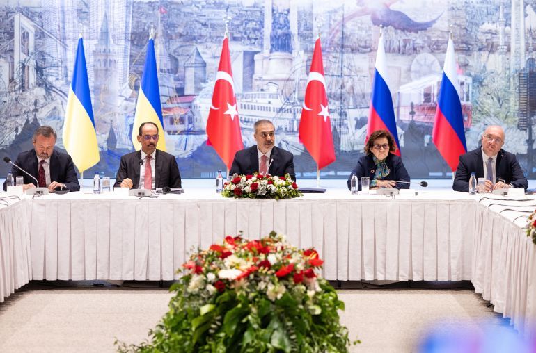 epa12105689 A handout picture made avaliable by Turkish Foreign Minister Press Office shows Turkish Foreign Minister Hakan Fidan (C) attending the meeting of Ukrainian and Russian delegations at the Presidential Office in Istanbul, Turkey, 16 May 2025. Delegations from Russia and Ukraine, including the Ukrainian head of state, have arrived in Turkey for planned peace talks. U.S. Secretary of State Rubio is in Istanbul to participate in the talks. EPA-EFE/TURKISH FOREIGN MINISTER OFFICE HANDOUT HANDOUT EDITORIAL USE ONLY/NO SALES