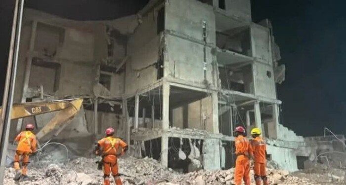 مصرع وإصابة 18 شخصًا إثر انهيار مبنى قيد الإنشاء في السنغال مصرع وإصابة 18 شخصًا إثر انهيار مبنى قيد الإنشاء في السنغال
