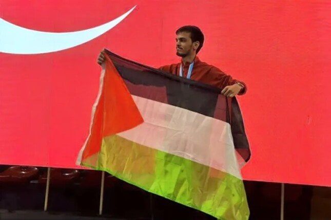 بطل رياضي يلقي بميداليته الأوروبية في النيل دعمًا لفلسطين بطل رياضي يلقي بميداليته الأوروبية في النيل دعمًا لفلسطين