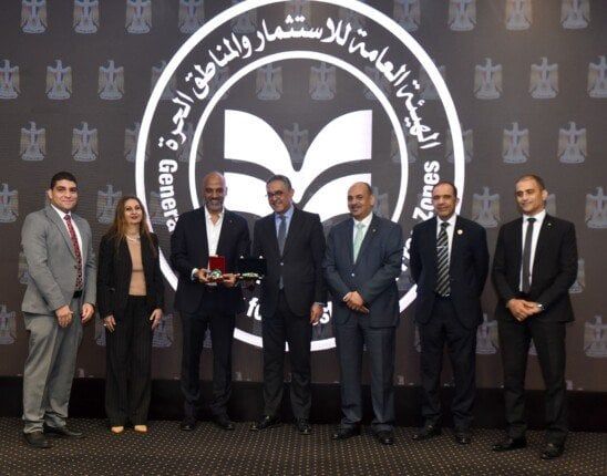 رئيس هيئة الاستثمار يكرم العاملين المتميزين مهنيا ورياضيا وفنيا رئيس هيئة الاستثمار يكرم العاملين المتميزين مهنيا ورياضيا وفنيا