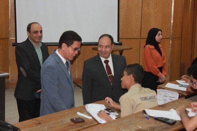 رئيس جامعة بنها يتفقد امتحانات هندسة شبرا ويطمئن على الطلاب رئيس جامعة بنها يتفقد امتحانات هندسة شبرا ويطمئن على الطلاب