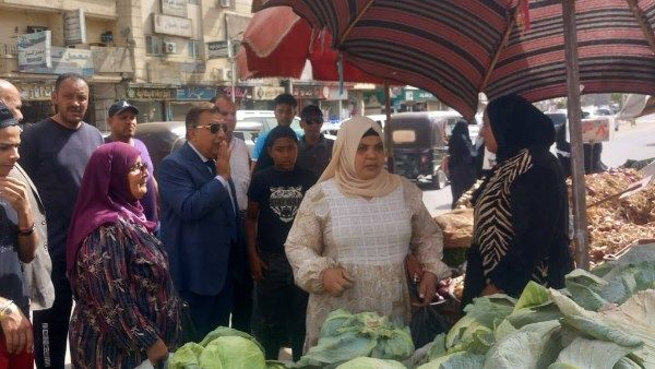 محافظ الدقهلية يتفقد سوق اليوم الواحد بالمنصورة للتأكد من الأسعار والتخفيضات محافظ الدقهلية يتفقد سوق اليوم الواحد بالمنصورة للتأكد من الأسعار والتخفيضات