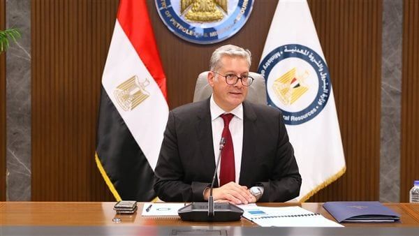 بالأسماء.. وزير البترول يعتمد حركة ترقيات واسعة بالوزارة