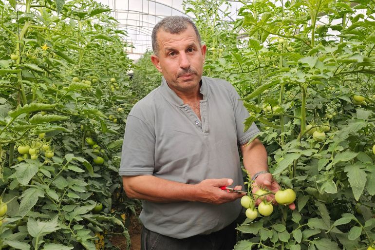 المزارع الفلسطيني عدنان الرجوب