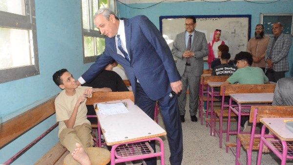 محافظ الغربية يتفقد لجان امتحانات الشهادة الإعدادية في طنطا