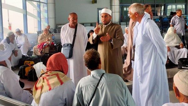وعاظ الأزهر يردون على أسئلة حجاج بيت الله الحرام .. صور وعاظ الأزهر يردون على أسئلة حجاج بيت الله الحرام .. صور