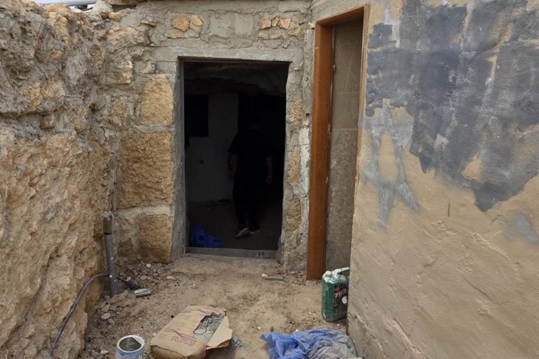 فلسطين-الخليل-قرية التوانة-تجمع خلة الضبع- كهوف المواطن عبد الله الدبابسة الذي استولى عليه المستوطنون سبعة أيام وأجبروا على إخلائه بقرار محكمة إسرائيلية (الجزيرة نت)