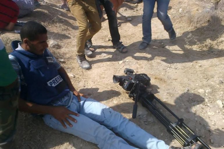 حسن اصليح في بدايات عمله الصحفي كمصور في قناة القدس.. يظهر معه بالصورة درويش بلبل وهو مدير المصورين في القناة وضيف تقرير