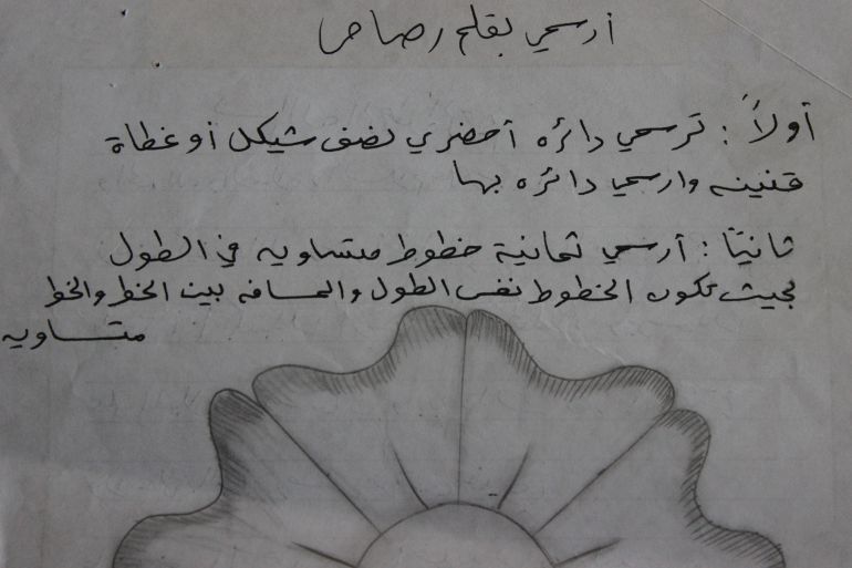 6-الأسير فهمي مشاهرة يعلم ابنته الرسم من خلال الرسائل الخارجة من سجنه(الجزيرة نت)