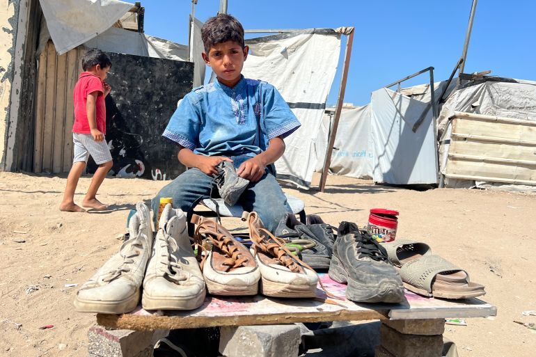 لم يختر الإسكافي الصغير محمد أبو اللبن هذه المهنة لكنها فرضت عليه لتوفير
