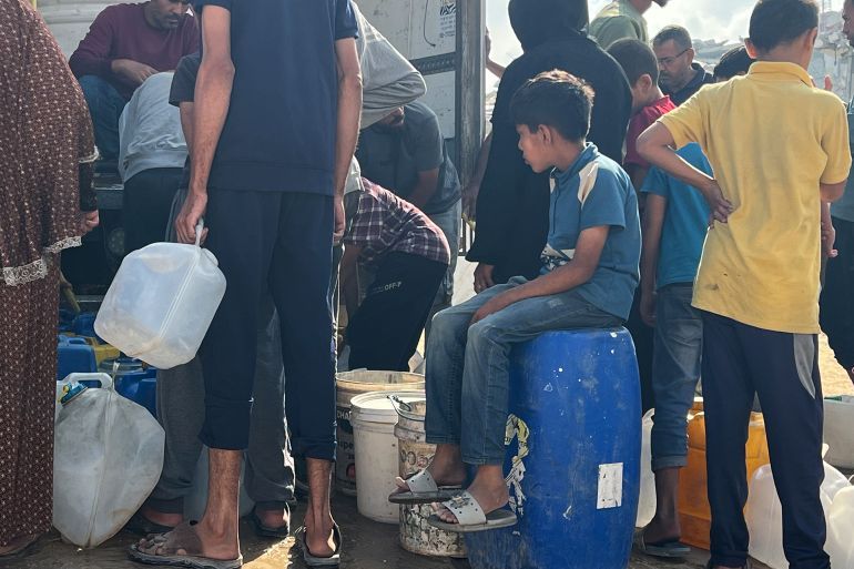تعبئة المياه مع ما يصاحبها من إرهاق هو روتين يومي لمعظم أطفال غزة