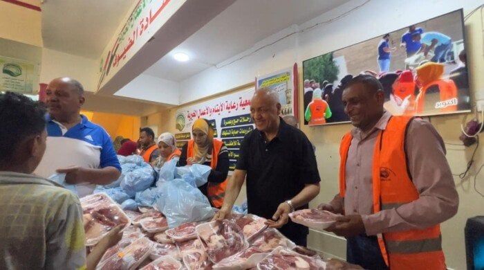 عيد الأضحى في قنا: النائب مصطفى بكري يرسم البسمة على وجوه الأيتام بـ 2.5 طن لحوم وآلاف الملابس عيد الأضحى في قنا: النائب مصطفى بكري يرسم البسمة على وجوه الأيتام بـ 2.5 طن لحوم وآلاف الملابس