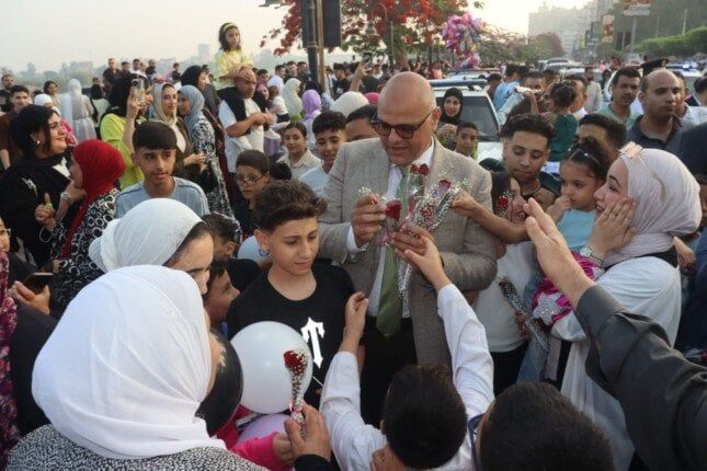 محافظ القليوبية ورئيس جامعة بنها يوزعان الورود على المواطنين احتفالا بعيد الأضحي محافظ القليوبية ورئيس جامعة بنها يوزعان الورود على المواطنين احتفالا بعيد الأضحي