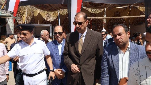 محافظ سوهاج يفتتح سوق اليوم الواحد بأخميم لتوفير السلع بأسعار مخفضة قبل عيد الأضحى محافظ سوهاج يفتتح سوق اليوم الواحد بأخميم لتوفير السلع بأسعار مخفضة قبل عيد الأضحى