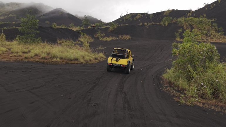 في الطريق إلى قمة بركان باتور (Mount Batur) في جزيرة بالي – إندونيسيا.