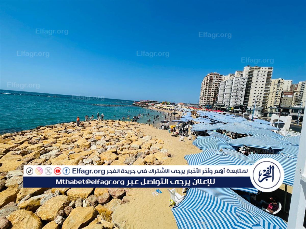 المئات من المصطافين والرواد على شواطىء شرق الإسكندرية