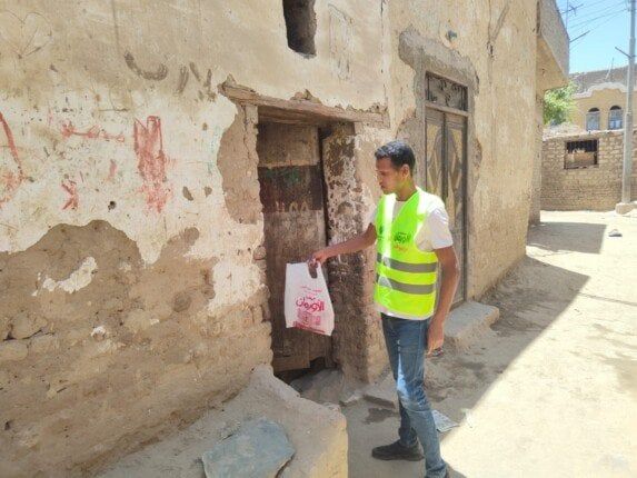 «الأورمان» تواصل توزيع اللحوم على الأولى بالرعاية ببني سويف «الأورمان» تواصل توزيع اللحوم على الأولى بالرعاية ببني سويف