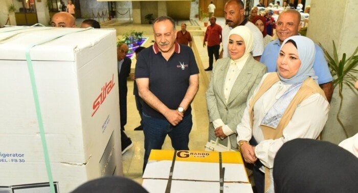 محافظ أسيوط يسلم جهاز عروس لفتاة يتيمة ضمن جهود الدعم المجتمعي محافظ أسيوط يسلم جهاز عروس لفتاة يتيمة ضمن جهود الدعم المجتمعي