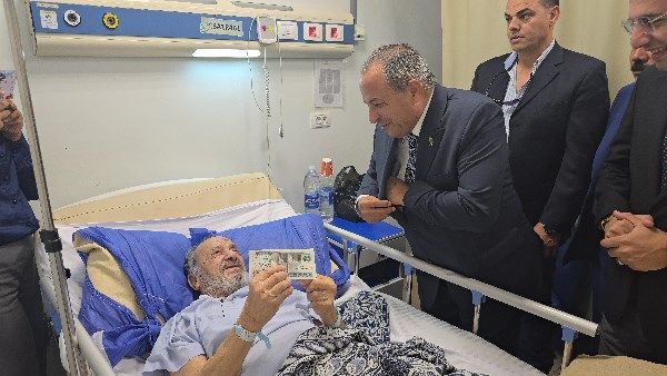 من جيبه الشخصي.. محافظ بورسعيد يعيد على الكبير والصغير من جيبه الشخصي.. محافظ بورسعيد يعيد على الكبير والصغير