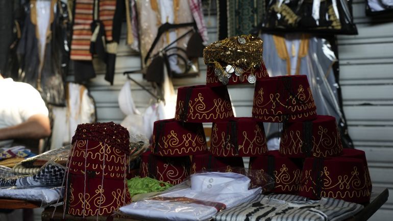 طرابيش تقليدية تُباع في العيد بسوق الحميدية في دمشق_ الجزيرة نت