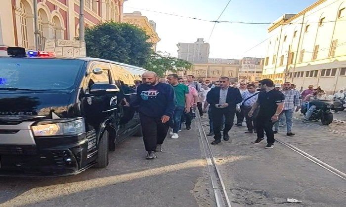 في جنازة مهيبة.. الآلاف يشيّعون جثمان محمود صلاح ضحية العاصفة الثلجية بالإسكندرية في جنازة مهيبة.. الآلاف يشيّعون جثمان محمود صلاح ضحية العاصفة الثلجية بالإسكندرية