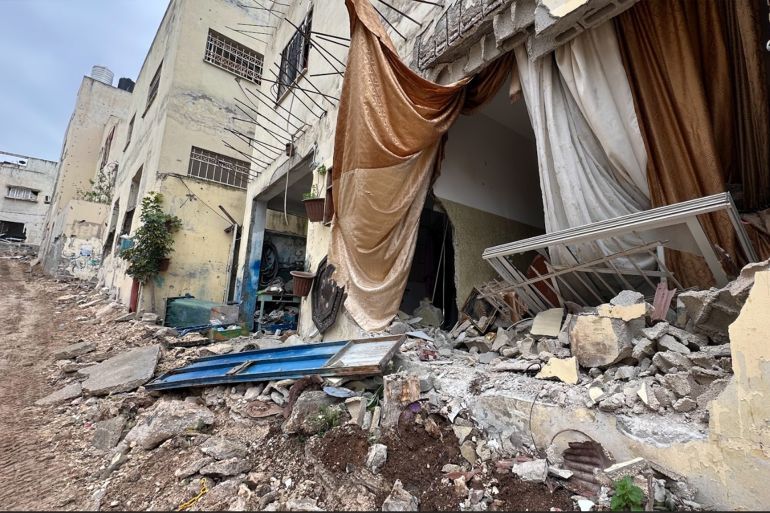 فلسطين جنين_ اثار الدمار في منزل احد العائلات في مخيم جنين