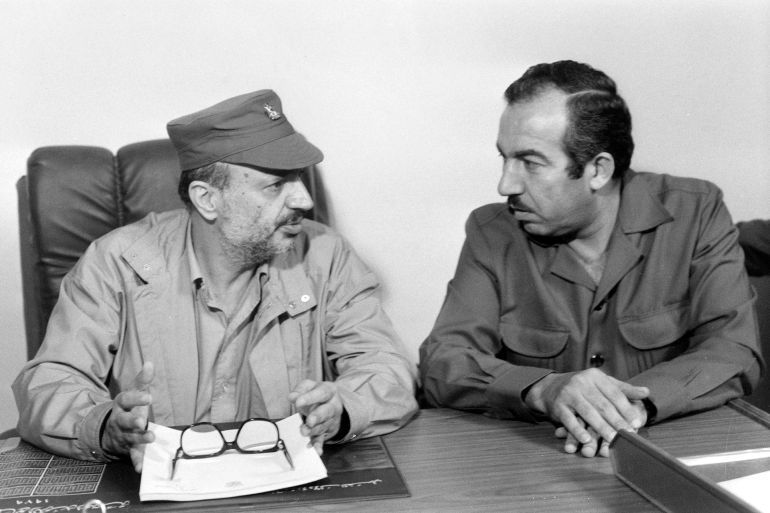 Yasser Arafat et Khalil al-Wazir en réunion au Liban, le 17 mai 1983. (Photo by Chip HIRES/Gamma-Rapho via Getty Images)