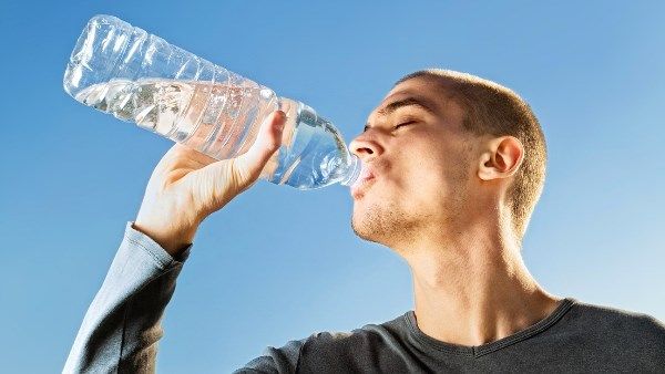 التسمم بالماء.. مرض قاتل قد يهدد حياتك في أجواء الحرارة المرتفعة