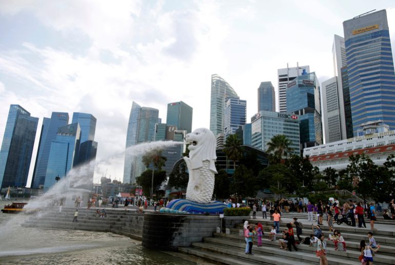 Tourists take pictures next to the Merlion statue in the central business district of Singapore February 6, 2015. REUTERS/Edgar Su (SINGAPORE - Tags: SOCIETY TRAVEL CITYSCAPE)