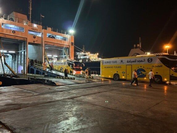 عودة أول فوج من حجاج البر عبر ميناء نويبع بإجمالي 295 حاجًا و8 باصات عودة أول فوج من حجاج البر عبر ميناء نويبع بإجمالي 295 حاجًا و8 باصات