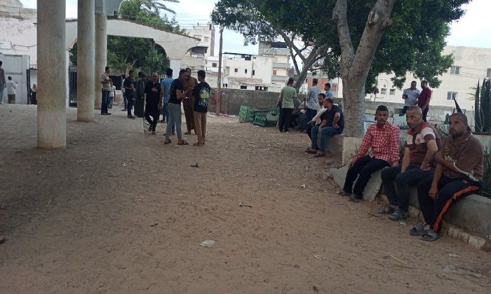 أهالي إدكو ينتظرون جثمان «أحمد المسلماني» تاجر الذهب بالبحيرة لتشييعه أهالي إدكو ينتظرون جثمان «أحمد المسلماني» تاجر الذهب بالبحيرة لتشييعه