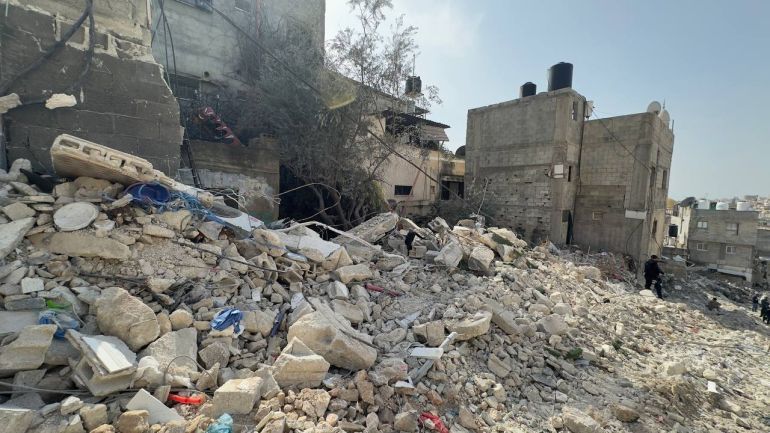 آثار الدمار في منازل مخيم نور شمس شرق مدينة طولكرم