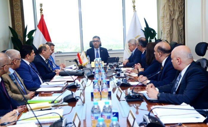لمتابعة موقف المخزون الاستراتيجي.. وزير التموين يعقد اجتماعًا مع قيادات القابضة للصناعات الغذائية لمتابعة موقف المخزون الاستراتيجي.. وزير التموين يعقد اجتماعًا مع قيادات القابضة للصناعات الغذائية