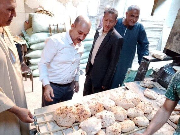 167 مخالفة بمخابز ملوي.. محافظ المنيا يضرب بيد من حديد ضد المتلاعبين بقوت المواطنين 167 مخالفة بمخابز ملوي.. محافظ المنيا يضرب بيد من حديد ضد المتلاعبين بقوت المواطنين