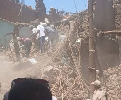 عاجل| انتشال جثة فتاة من بين أنقاض منزل قنا المنهار والحزن يخيم على دندرة عاجل| انتشال جثة فتاة من بين أنقاض منزل قنا المنهار والحزن يخيم على دندرة