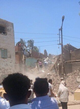 عاجل| انهيار منزل في قنا.. احتجاز فتاة تحت الأنقاض والمحافظ يباشر جهود الإنقاذ عاجل| انهيار منزل في قنا.. احتجاز فتاة تحت الأنقاض والمحافظ يباشر جهود الإنقاذ