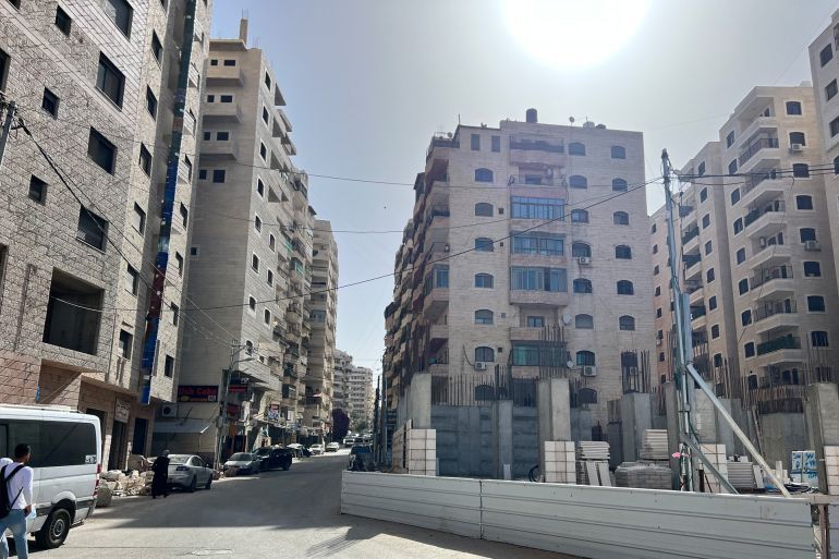 القدس-كفرعقب-لا تحتوي بلدة كفرعقب- يصل الماء إلى أكثر من 100 ألف مقدسي يومين في الأسبوع فقط بسبب تقليص حصص الماء من قبل الشركة الإسرائيلية -الجزيرة نت-جمان أبوعرفة