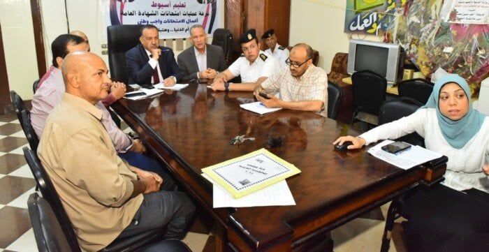 محافظ أسيوط يطمئن على سلامة مراقبي الثانوية بعد حادث انقلاب ميكروباص محافظ أسيوط يطمئن على سلامة مراقبي الثانوية بعد حادث انقلاب ميكروباص
