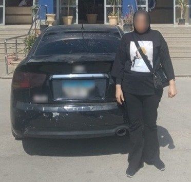 ضبط سيدة بسبب ثني اللوحات المعدنية لسيارتها ضبط سيدة بسبب ثني اللوحات المعدنية لسيارتها