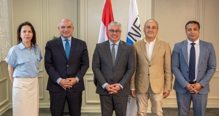 رئيس اقتصادية قناة السويس يوقع عقد مشروع شركة رئيس اقتصادية قناة السويس يوقع عقد مشروع شركة