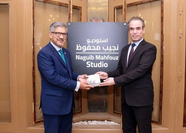 احمد المسلماني يهدى سفير باكستان مجموعة أم كلثوم أثناء زيارته استديو نجيب محفوظ بـ ماسبيرو احمد المسلماني يهدى سفير باكستان مجموعة أم كلثوم أثناء زيارته استديو نجيب محفوظ بـ ماسبيرو