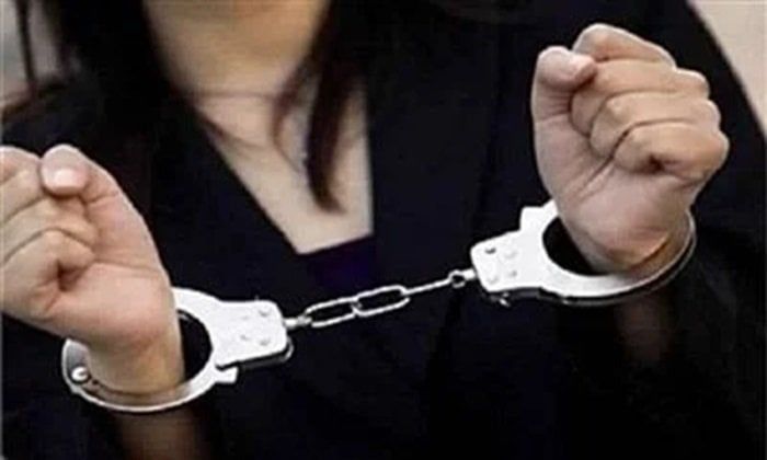 تفاصيل ضبط فتاة بتهمة نشر فيديوهات خادشة للحياء تفاصيل ضبط فتاة بتهمة نشر فيديوهات خادشة للحياء