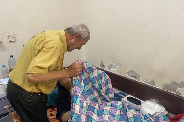يعاني خالد جرادة مع ابنته الراقدة في مستشفى شهداء الأقصى بدير البلح جراء أزمة الفحوص المخبرية-رائد موسى-دير البلح-الجزيرة نت