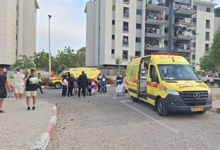 طواقم إنقاذ الاحتلال تجلي عددا من المصابين في ببئر السبع بالنقب المحتل جراء سقوط صاروخ إيراني.